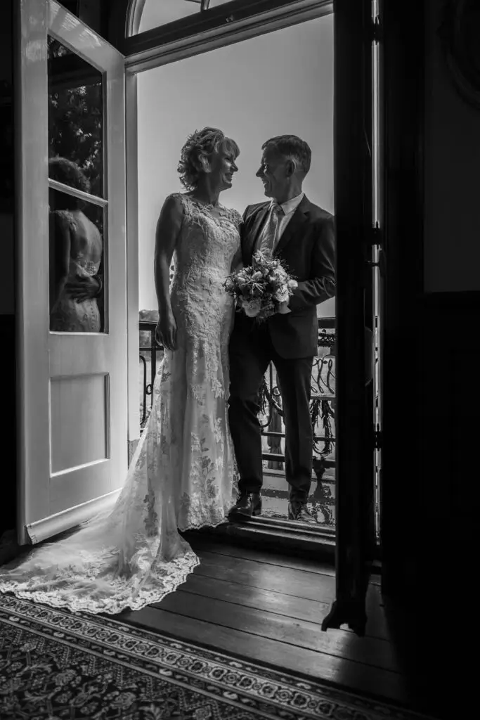 Echtpaar tijdens bruiloft