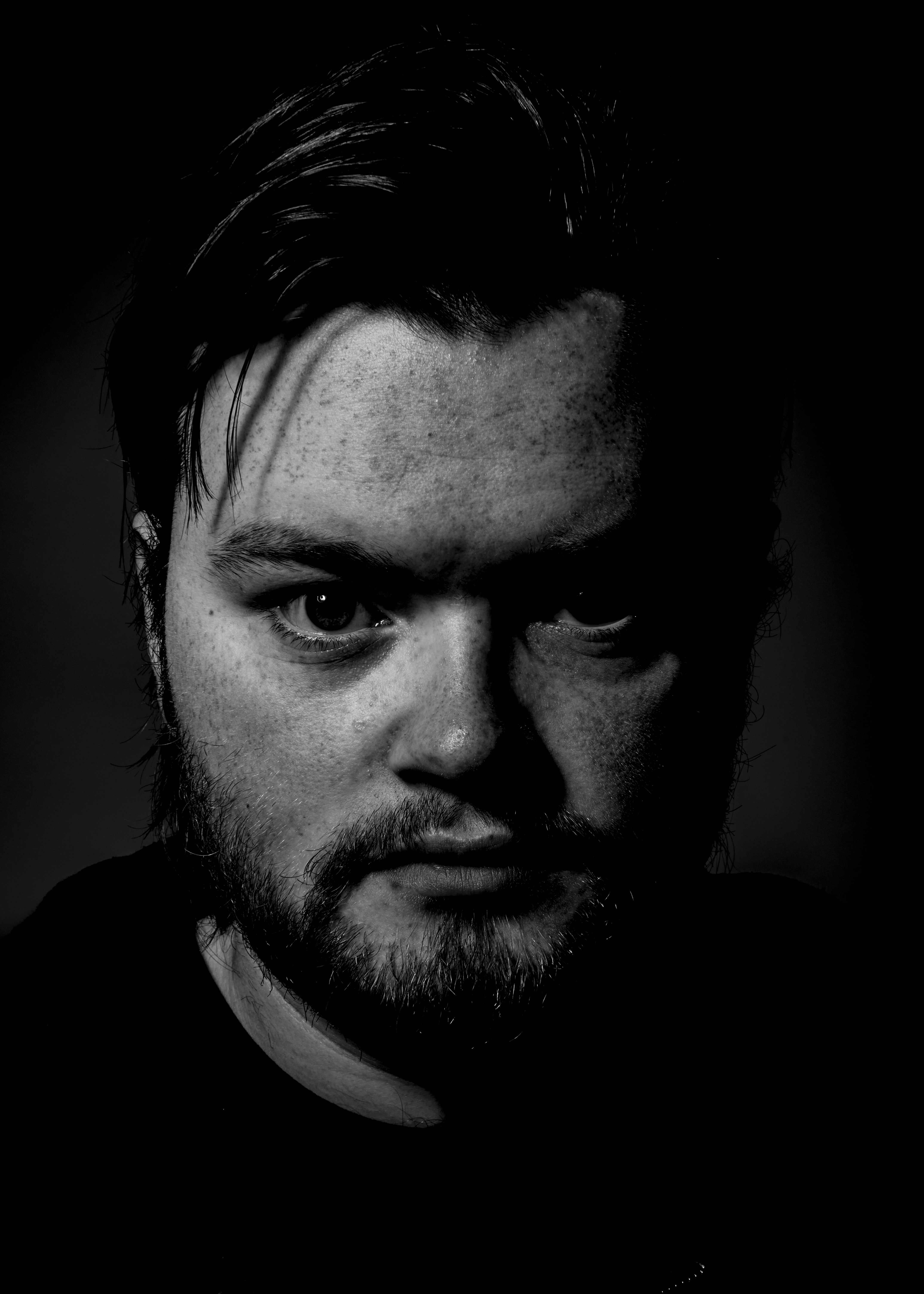 Portret foto van een man zwarte achtergrond