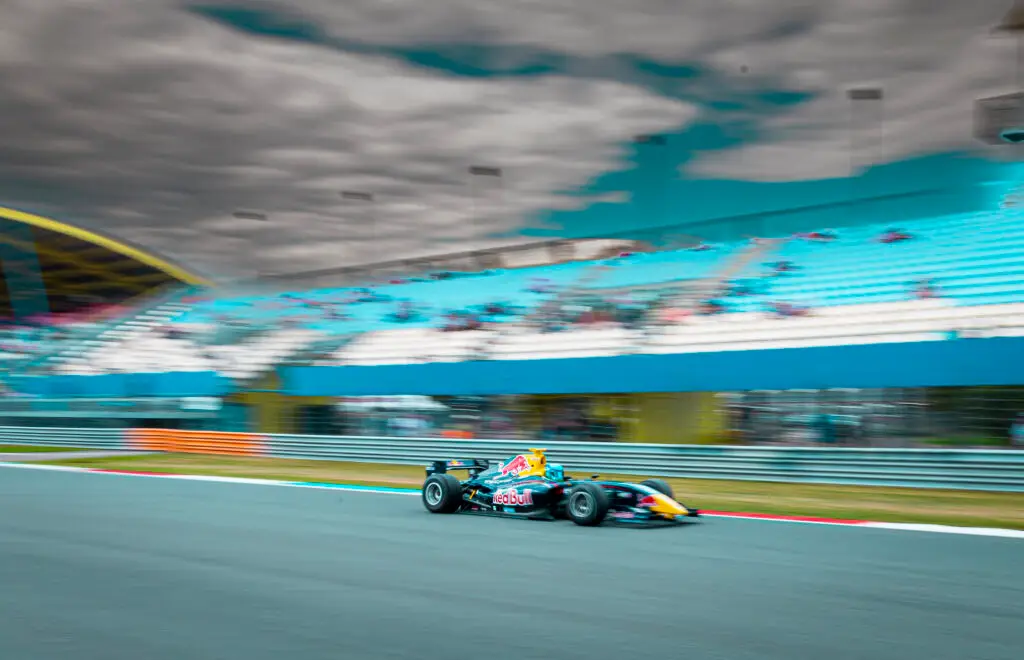 F1 auto aan het racen