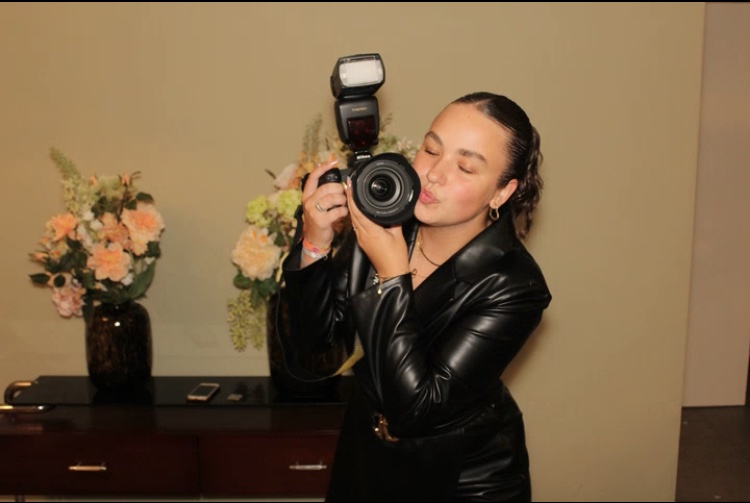 Foto van ondernemer Joelle Florissen met haar camera in hand