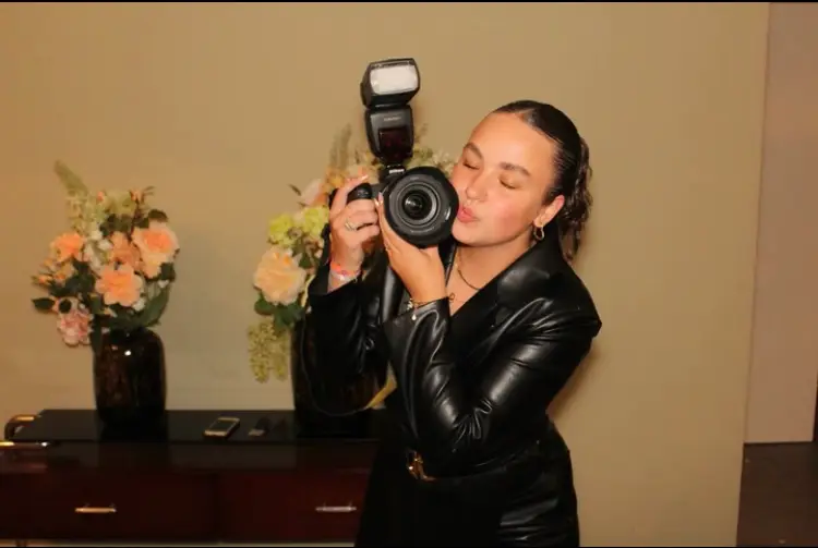 Foto van ondernemer Joelle Florissen met haar camera in hand