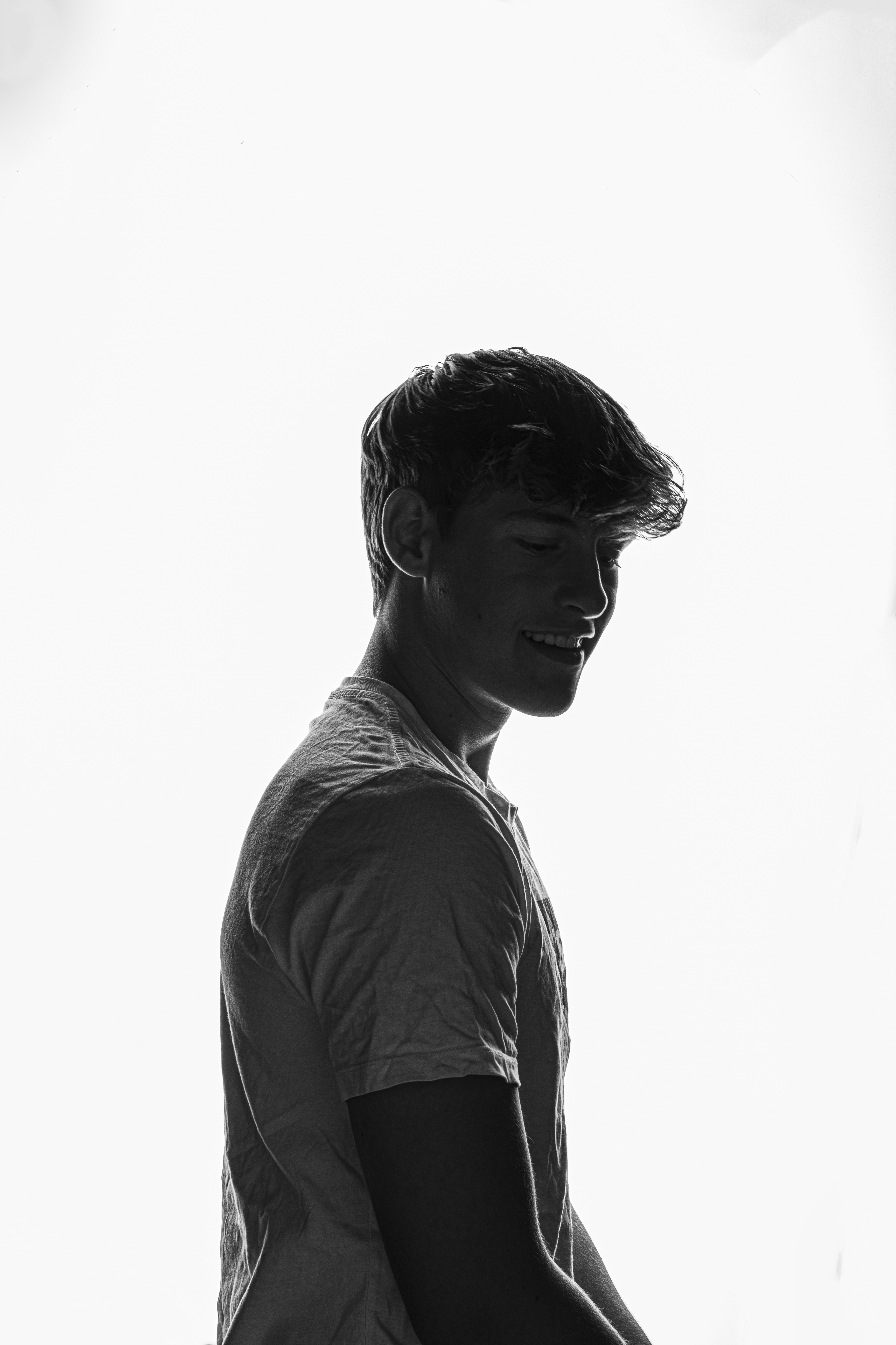 Man tijdens fotoshoot met witte achtergrond