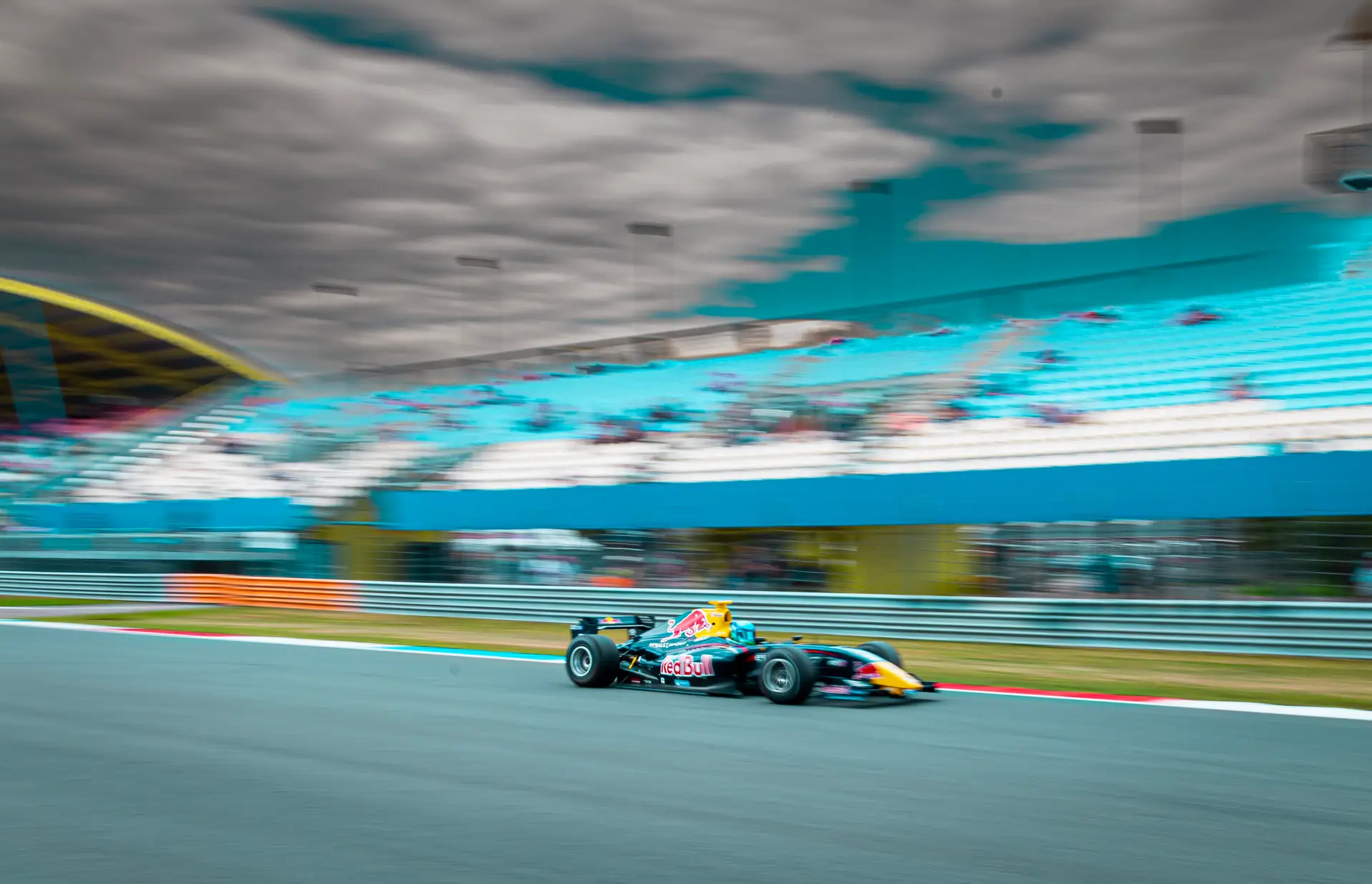 F1 auto aan het racen